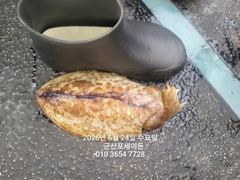 24일, 신발하고 비교해 보았습니다~ㅎㅎ~신발짝 갑오징어~싸이즈 좋아요~굿~실시간~오늘도 야간 갑오징어 갑니다~군산 포세이돈호 사진