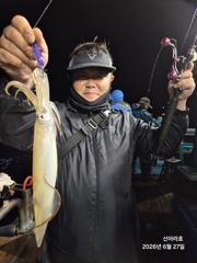 26일 신아라호 너울속에 한치 조황 사진