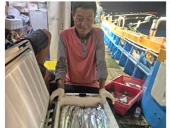 오늘 갈치 조황 대박! 씨알 대박! 갈치가 줄줄이 올라 올라오고 있습니다. 월요일 자리여유. 사진