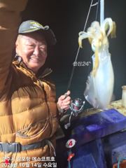 불빛속에서 낚아내는 무늬오징어 ~~주간 대삼치및방어 야간 무늬오징어 예약중 입니다 사진
